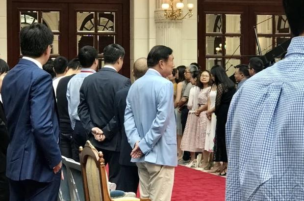 华为教父任正非为了等他足足站了十分钟这个人值得等-小林博客